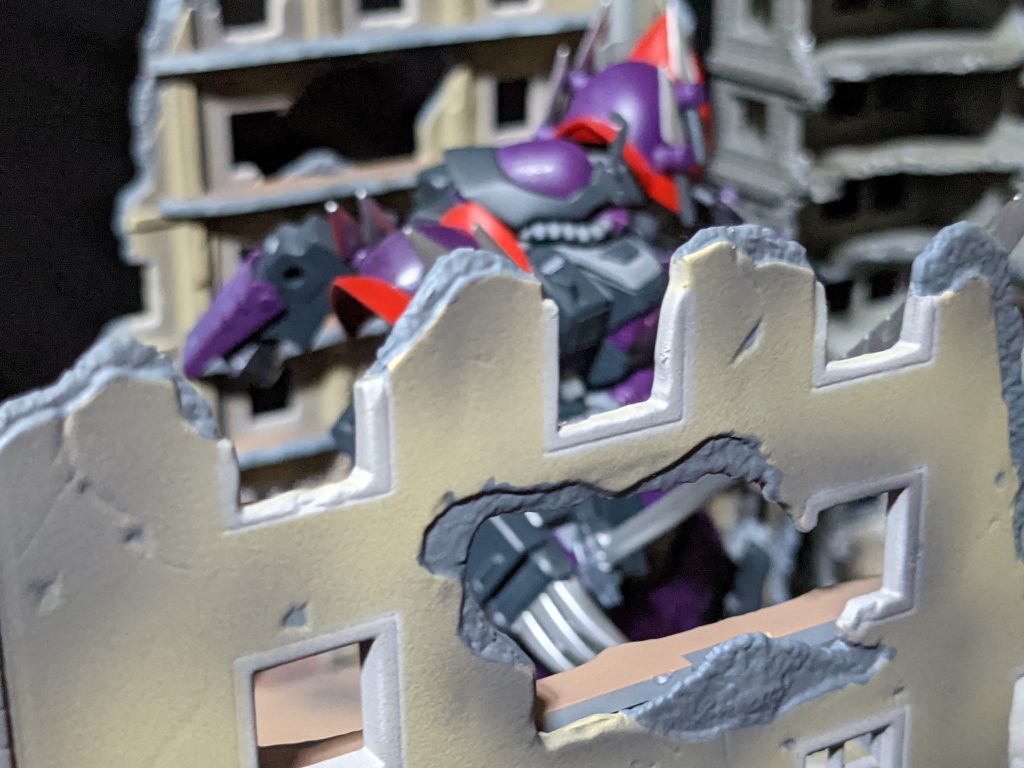 イフリートアーマードシュナイド本来のイフリートシュナイドに追加装備を施した形態、主に足とバックパックに追加のバーニアを追加して推力を上げた奇襲メインの装備、武器の射程の問題から刀上のブレードを日本追加し、右手のクローは射出して敵に突き刺すことができるうえ、電流で感電させる機能も搭載されている。射撃武器が少ないのはできるだけ音と光を少なくして奇襲力を高めるためである。最後まで見ていただいてありがとうございます。