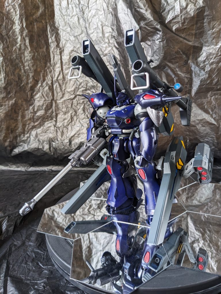 イベントの内容が宇宙で参加者多数対メイジン一人というなかなかの鬼畜ハードモードであり、なのにメイジンは退かぬ媚びぬ顧みぬな精神を持っているかどうか知れないが「望むところだ!!」と反射レベルで返した彼が出した答えがこのセッティングである。周りが凍りつき、冗談で提案した主催者側まで「まじかよこいつ?」みたいな目で見たが、三代目はガンプラに関してちょくちょくノウキンなところが見え隠れするので仕方がない。