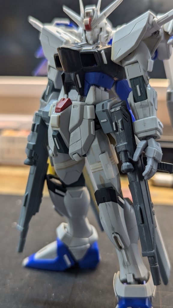 【制作記】このキット、１０年以上前に仮組みと大腿部の延長だけしてありました。接着部分が黄ばんでますね（笑）。昨年から模型製作を本格化し、放置していた数体を順に仕上げてきて、ようやくこれが最後となりました。古いキットですので各所のバランス、エッジの修正ばかりで時間がかかりました。ただし、前作ジャスティスの反省を踏まえ、表面処理は丁寧にしたつもりです。この写真だと脇腹部分が見やすいです。白い部分はすべてプラ板の積層⇛削り出しで形状をだしました。