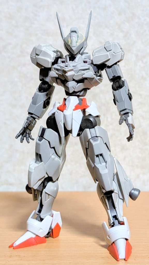 最初期の状態元々は違う作品のつもりで作っていたのですが、転居等のゴタゴタで製作が中断その後パーツの紛失や他作品の為の部品取りの結果サフを吹いてる箇所の部品群が残ったので、それらを再利用するつもりで作り始めました
