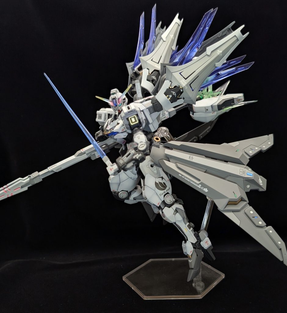 大気圏内での高機動モードまぁ、スカート状態より、こっちのほうがカッコいい地球寮のエンブレムも見えるしね