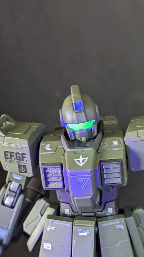 ゴーグルの部分はキットのままだとオレンジなので、100均のオーロラテープを貼ってあります。