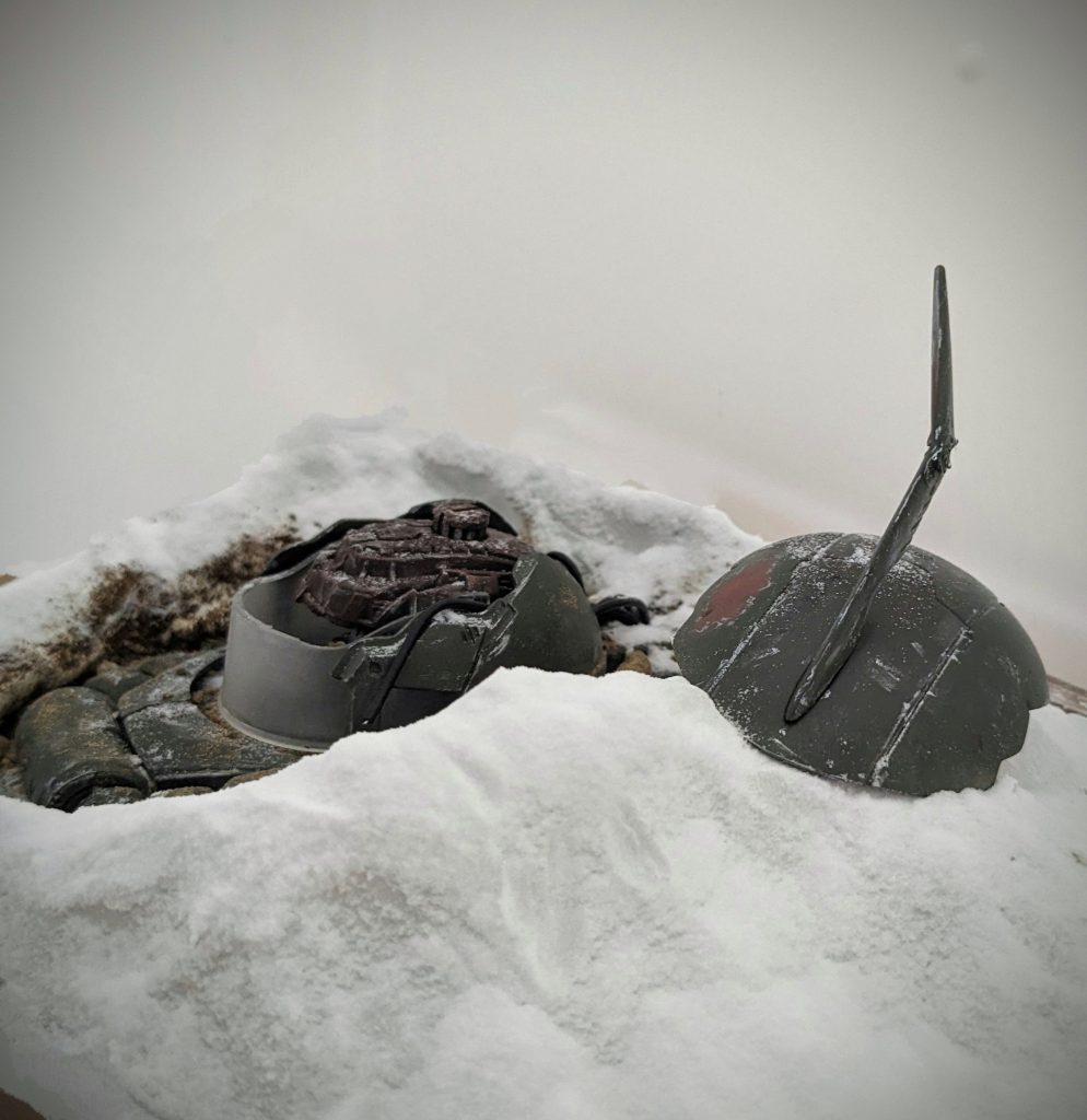 雪原を掘り起こしていると…現れたのはMS-06、ザク…相当量産されていたのか、だいたい出てくるのはこのザクばかりだ…『ドーンとお宝出ないもんかね…ザクばっかりだ…』『…!?ちょっと待て…このザク…なんか変だぞ…』