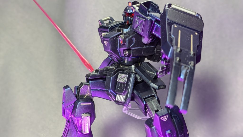 脛の内側はハンダで溶かして穴を開け、バーニアを埋め込んで接着しました。