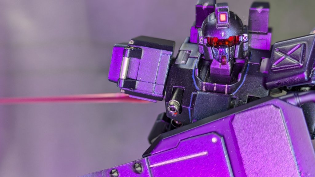 太もも等の一部は段落ち処理をしました。胴体のジョイントを延長しています。足の爪先の延長+爪付け。胸部バルカンの延長には100均ビーズを使いました。盾の爪を延長してスパイクを接着しました。 色グレーサフ→ウイノーブラック・サファイアブルー→光沢クリアー・アイスシルバー→ディープクリアブルー→スーパースムースクリアー見た目の色にそこまで差はありませんね。スミはエナメルの蛍光ブルーです。センサー類はエナメルの蛍光ピンクです。目玉は付属シールの上に蛍光ピンクを塗りました。部分塗装はエナメルでチタンシルバー、チタンゴールドに赤や黒を混ぜたりしています。エナメル筆塗りの掠れる感じが好きです。