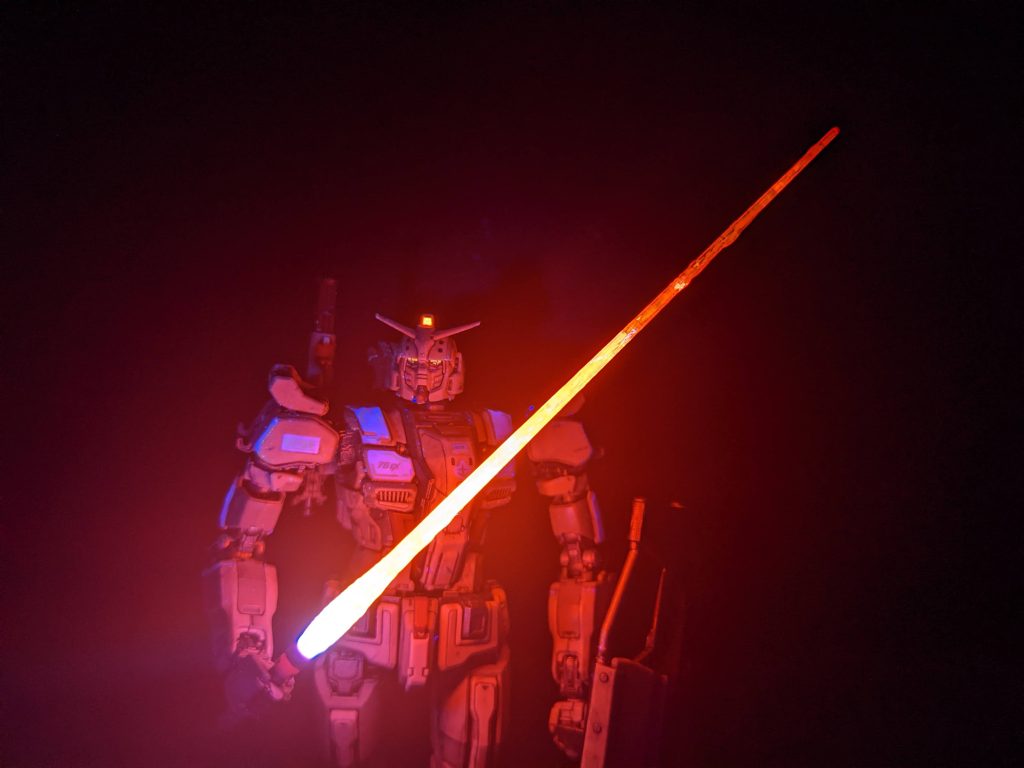 箱絵を再現しました。ビームエフェクトは、レジンで表面をザラザラにしてガンダムEX特有の刃の揺らぎを再現したかったのですが、あんまり綺麗に映ってないですね笑