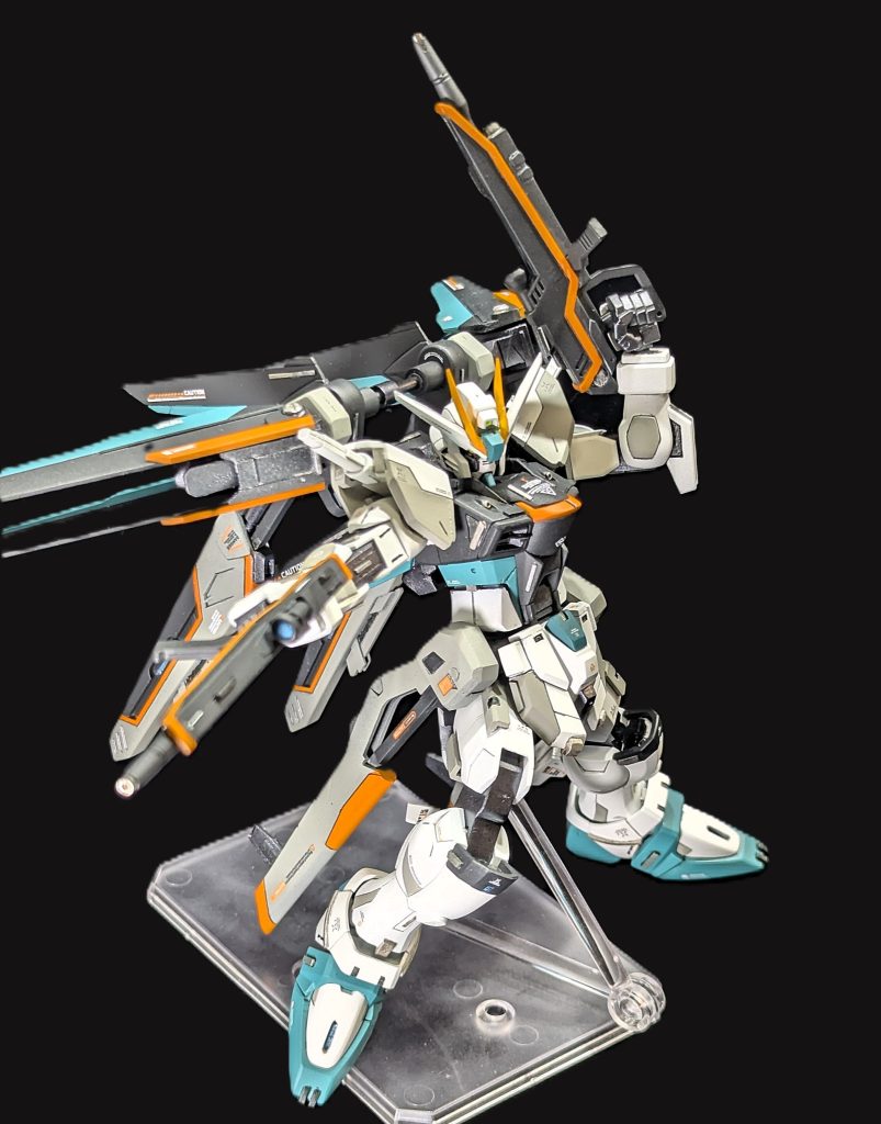 ルプスビームライフルは二丁拳銃化し、2mmのネオジウム磁石で腰部に取り付けできるようにしています。旧HGということもあり、可動はそれほど良くありません。胴体部分が特に時代を感じさせますね。また、画像では全く見えないのですが、リアスカートは角度を大幅に変えて再接着しています。大幅に足の可動範囲が広がりました。カラーリングについては量産機をイメージするような色にしました。ツインアイは蛍光イエローにし、主役機っぽくない色にしました。
