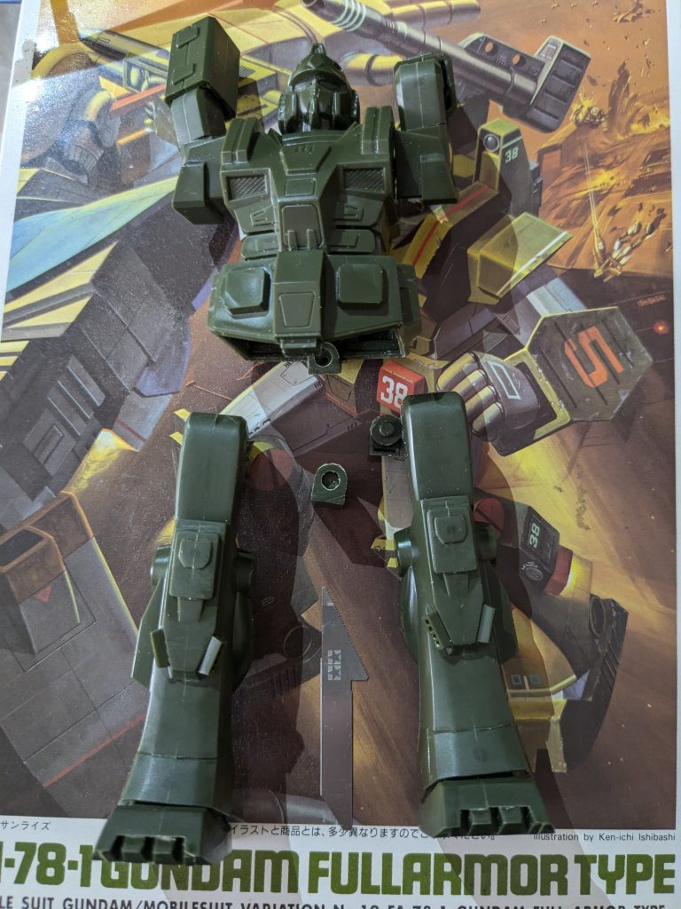 合わせ目消し後に右股関節が折れました。下からエッチングソーで股間をカットし、股関節軸に金属線を刺して補強して再接着しました。