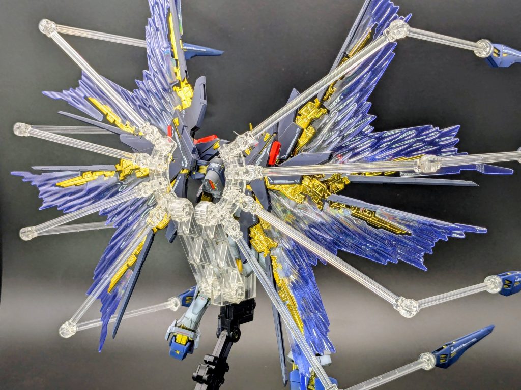 8本のアームが背中から生えるような取付方法。ウイングをうまく避ける構造になっています。蜘蛛が苦手な方は注意したほうがいいかも…