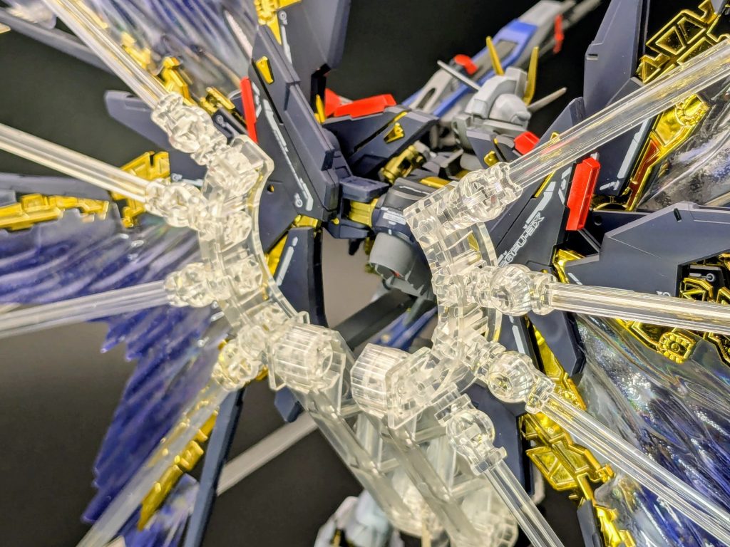 さらにアップ。クリア成型の基部パーツがキレイです。各アームは基部と中間で角度調整可能。