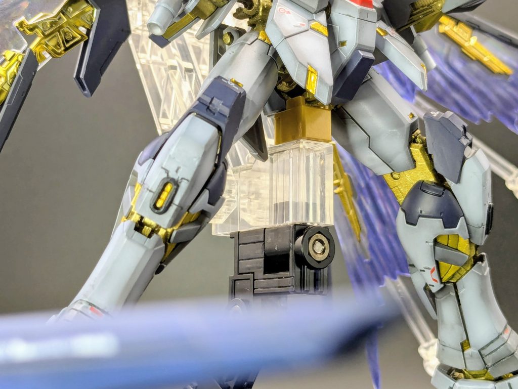 アクションベースと本体の間に噛ませる取付方式。ガッチリ固定されます。