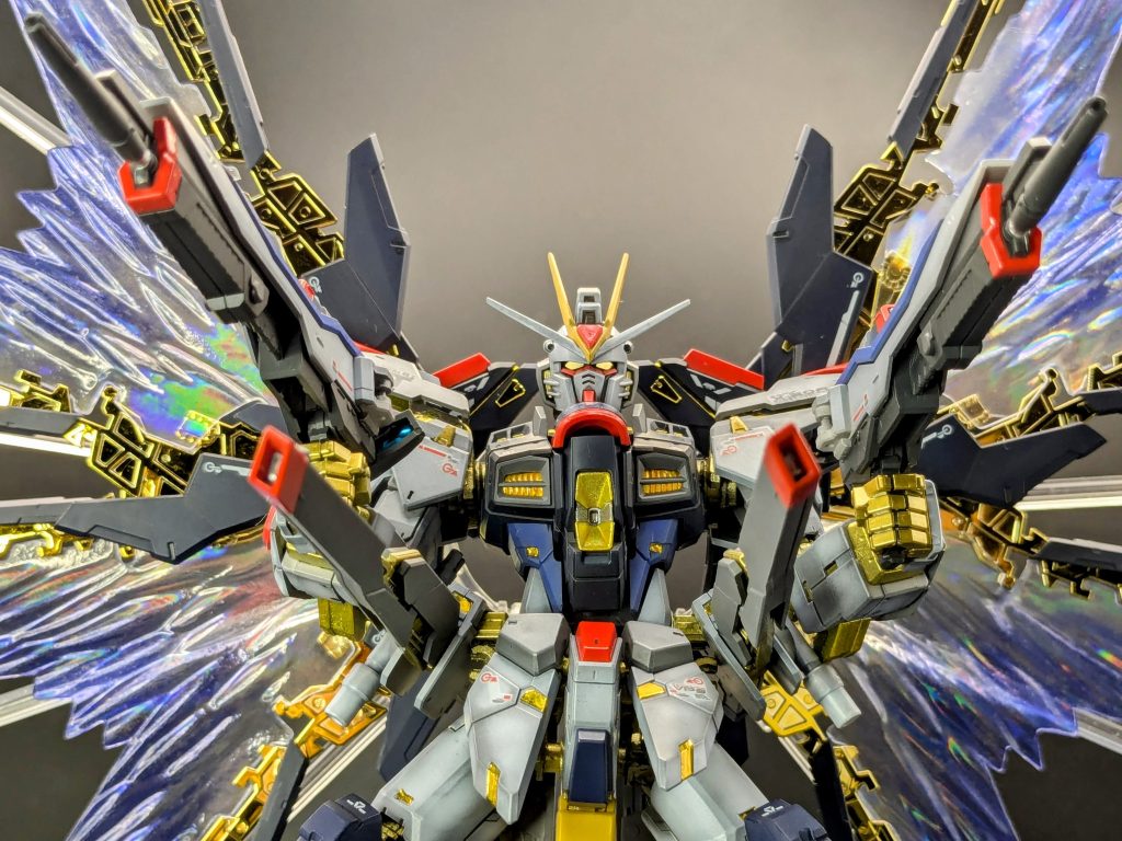 とにかく大迫力!1/144ですが場所をとってしかたがない(gundam-kao5)ストフリ本体は、ハデ目にディテールアップをしておいてちょうどよかったです。 最後までご覧いただき、ありがとうございました。
