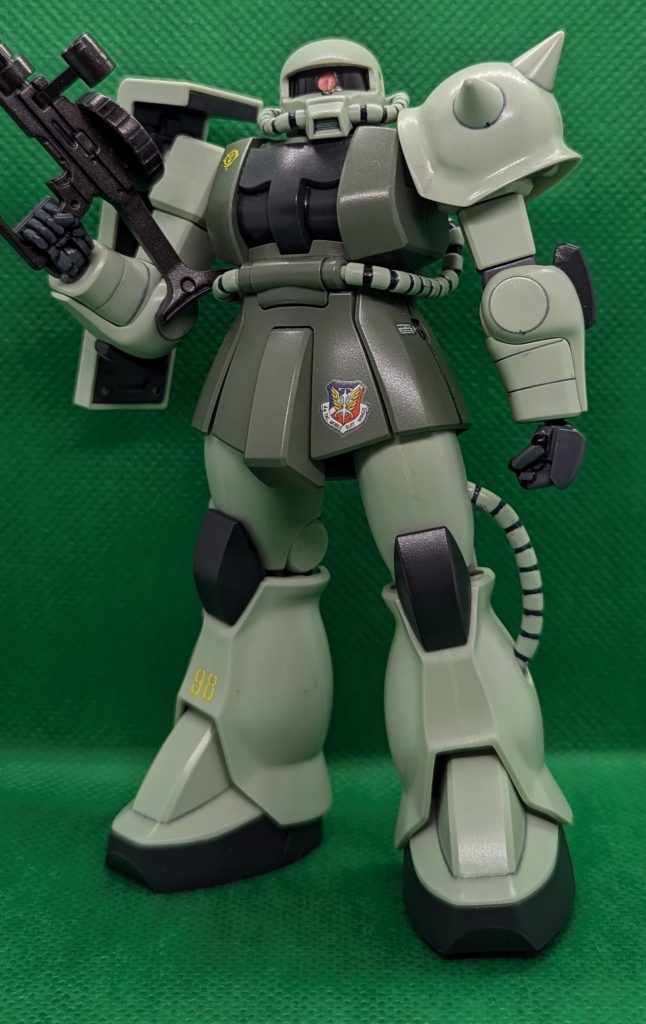 今回は以上です。腰が回転しなかったり足首の関節が異常に前に出たりと問題点も有りますが、少しずんぐりしつつもシンプルなスタイルがアニメに登場する「あの」ザクの雰囲気があって良いかと思います。最後までご視聴いただきありがとうございました。