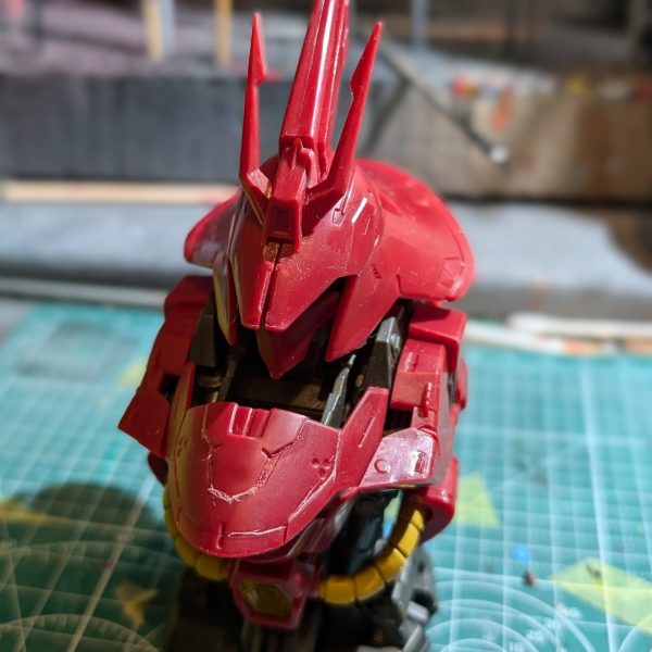 メカニカルバストのサザビーの仮組み。RGガンダムを作った後なので、合いの悪さが気になる。モールドも緩い。ただ全体的にはすごくカッコいい。ルミナスユニットは2個あるがいちいちつけて差し込むのは面倒。100均の自転車用ライトの中身を背面パーツとして使用。別のLEDを半田付け。（1枚目）