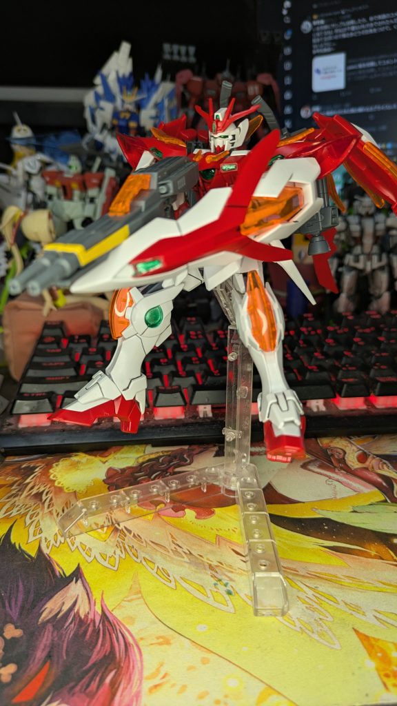 ウイングガンダム系列といえばこのポーズという印象を勝手に持っています。