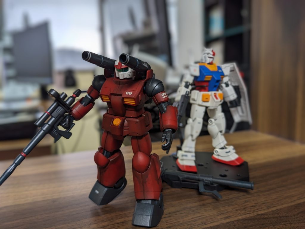 V 作戦キット 2体が 揃いましたので とりあえず撮影しました。なぜか ガンキャノンだけ激戦をくぐり抜けた雰囲気がします。全く、統一感を考えずに作った結果ですね（苦笑