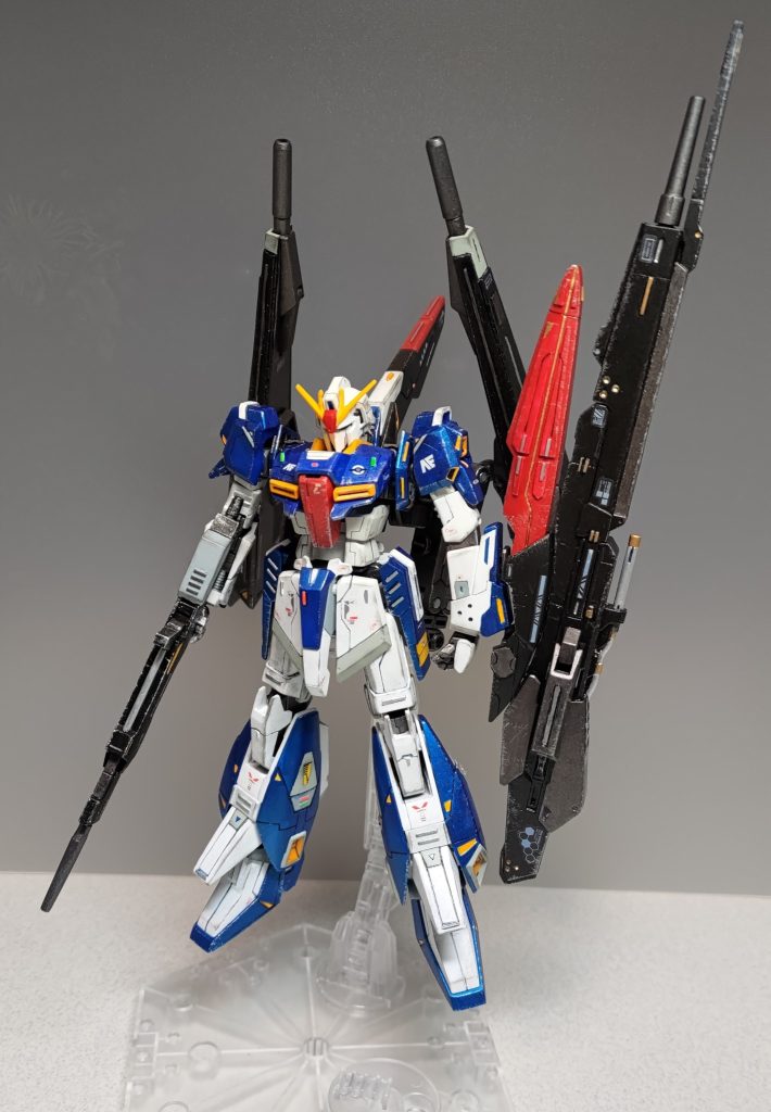 フロントショットです。後ろが重くなって自立が難しいのでアクションベースに頼ってます(いつもの)。<備忘録という名のカラーレシピ>白:グランプリホワイト、クールホワイト黒:メタルブラック、焼鉄色、アクリルガッシュ黒灰:明灰白色(三菱系)、グレーFS26440青:メタリックブルー、クリアブルー 黄:黄橙色赤:メタリックレッド 緑:蛍光グリーン銀:ガンクローム、GXホワイトシルバー金:ゴールド 桃:蛍光ピンクドライブラシ:タミヤアクリルのクロームシルバーΖガンダムらしさは残してるつもりですが、カラーチェンジしてる箇所が結構あります。
