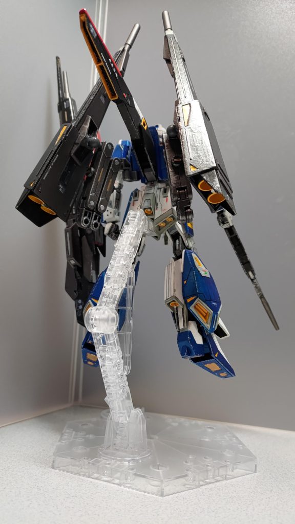 バックショットです。背面にデカいブースターを備えたらメッサーラやアドバンスドヘイズルっぽい感じになりました。エゥーゴなのに。以下、アクションポーズです。