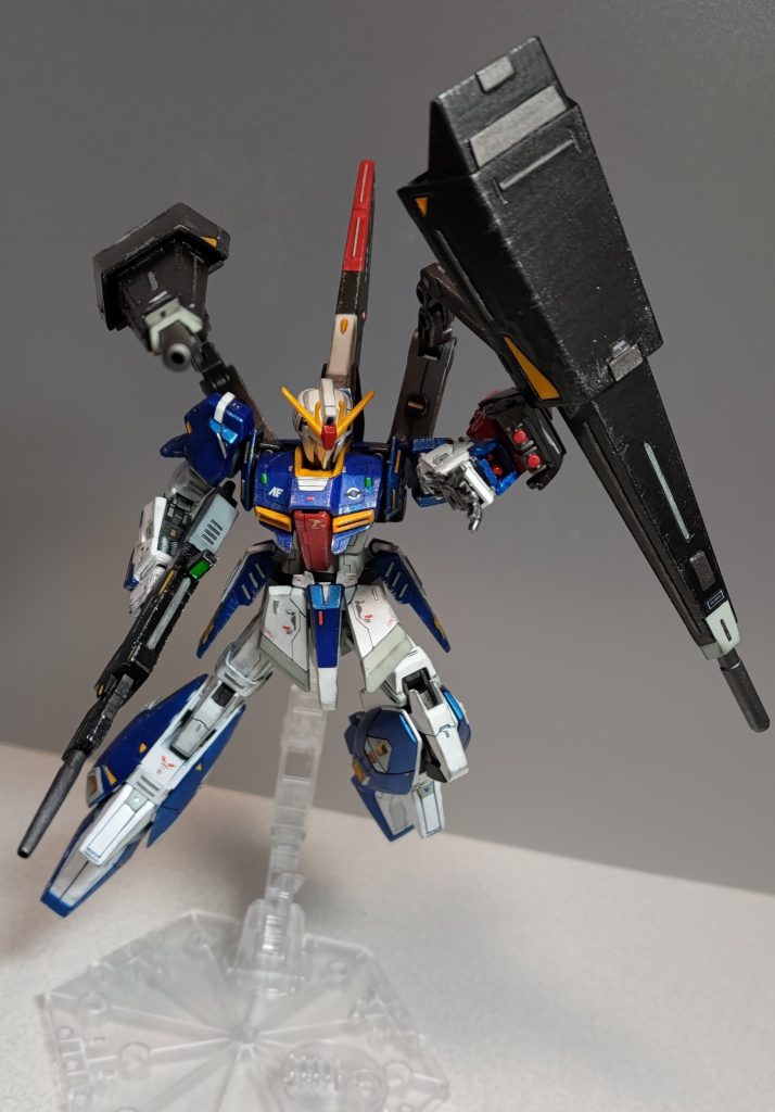 ムーバブル・シールド・バインダーはもちろんただのブースターじゃありません! バックウェポンとしてビームガンを使えるだけでなく、サンダーボルト版フルアーマーガンダムを彷彿とさせるシールドとしても使います。Ζガンダムのシールドって小さいと思うので、良い感じに防御力が上がったんじゃないでしょうか。