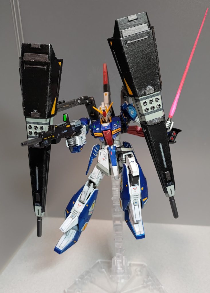さらに、バインダーの伸縮機能を活かして、拡散ビーム砲をシールド内部に仕込みました! 近接攻撃を仕掛ける敵モビルスーツやミサイルを迎撃するための隠し武器です。アイデア元はアドバンスドヘイズルの強化型シールドブースターなんですが、本機では射撃時以外はシールド内部に砲口を格納できるので、シールドとしての防御性能を保持しやすくなってるかと思います。拡散ビーム砲は輪切りにしたプラパイプを接着してブラックで塗装し、爪楊枝でシルバーを不規則にチョン付けしました。それっぽく見えますかね?