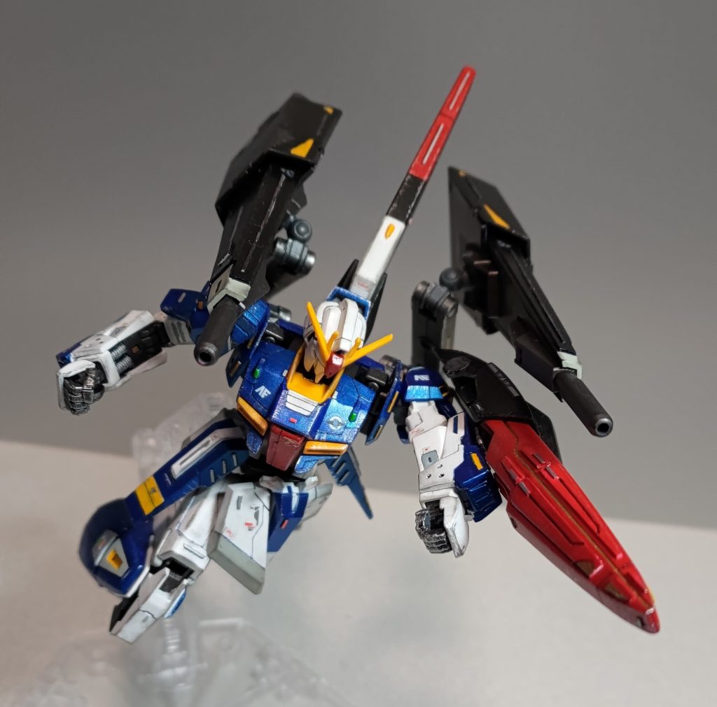 シールドを逆向きに装備して、陸戦型ガンダムなどで見られるシールドアタック! ジ・Oの装甲を貫けるこのシールドならこんな使い方もアリだと思うんですよ。カミーユ「あぁっ! 間違えて通りすがりの百式を殴ってしまった!」クワトロ「これが若さか・・・」