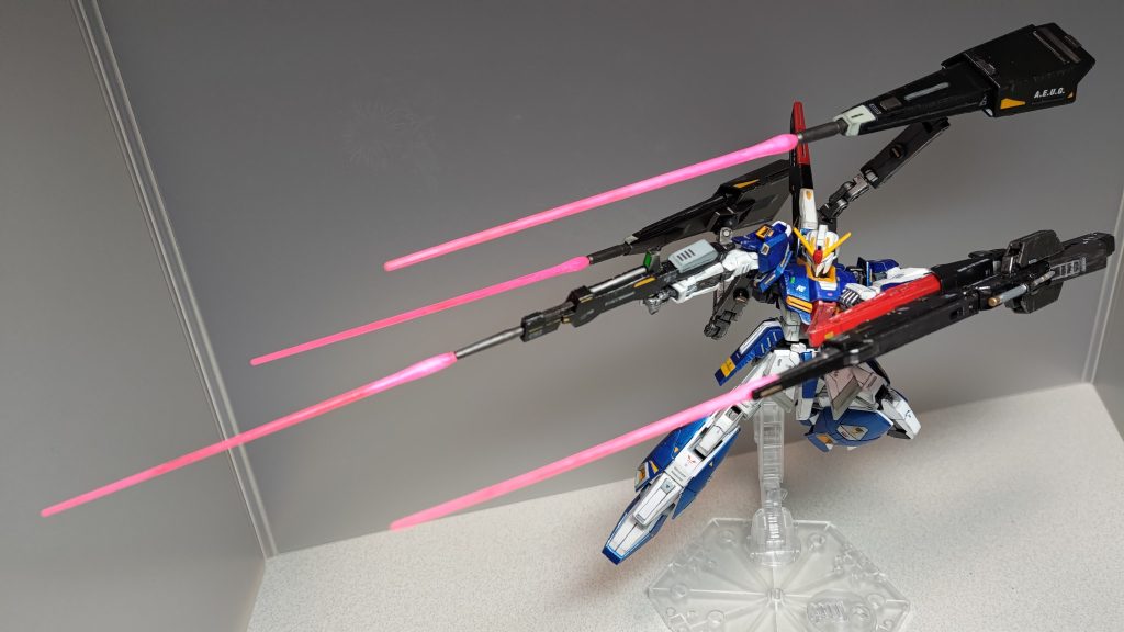 最後にモビルスーツ形態でフル装備! 今回は関節強度の調整がうまくいきました。ハイパー・メガ・ランチャーも片手で楽々構えられます。私、モノアイ系モビルスーツで一番好きなのがギャプランなんです。ムーバブル・シールド・バインダーは機能美の塊!! 今回かなり強烈に活用することができて満足してます。以上、ご覧いただきありがとうございました。