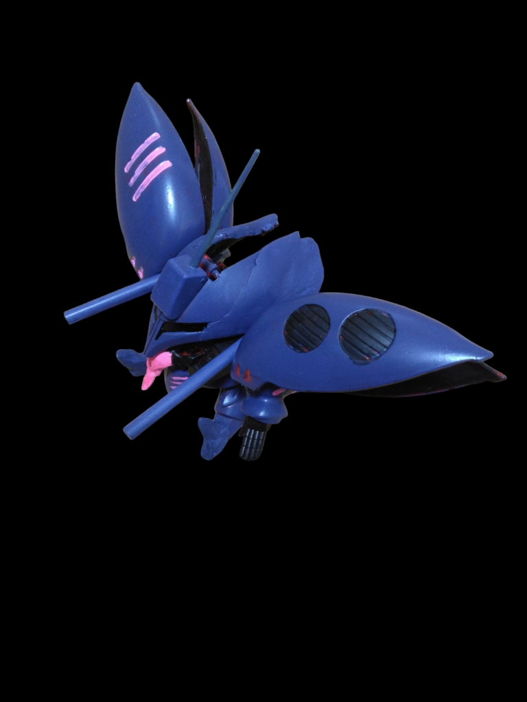 斜め上から特徴的な頭部は、石粉粘土で作りました。初めて石粉粘土を使ったのでかなり難しかったです。ちなみに100均のです(gandam1)