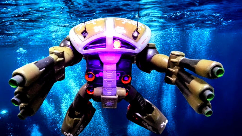 モノアイ、ボディのメガ粒子砲、腕部のランチャーはクレオスの蛍光カラーで塗装しているのでUVライトで発光させる事が出来マス😁