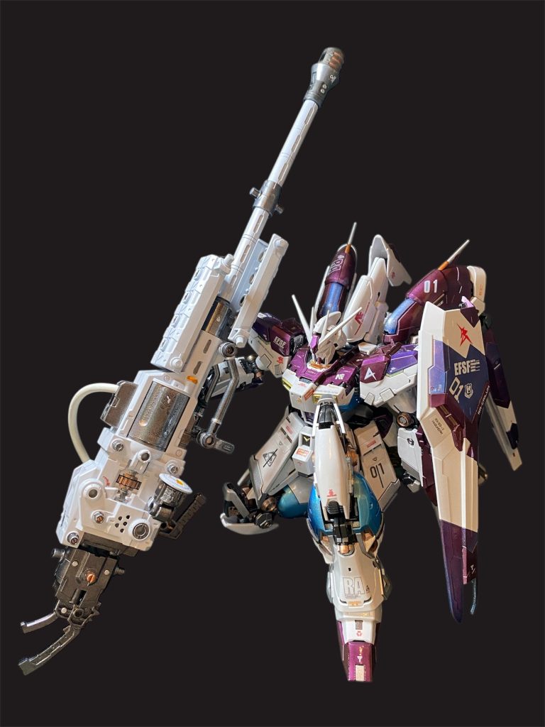 「こちらハイニューガンダム、アムロ・レイ。ハイパーバズーカランチャーのエネルギー充填を確認。敵の感応波から狙撃の照準を調整。サイコミュの感度を上げる為に、機体のサイコフレームを露出させる!」「発射まで3、2、1 、てぇーー!!!」発射の瞬間、一瞬、ケーブルを通して電力供給していたラー・カイラム艦内の電源が落ちた。ハイニューガンダムも推力を全開にして機体が吹き飛ばされぬ様踏ん張っている。そこから放たれた巨大な閃光の柱はアクシズへと真っ直ぐに向かっていった。