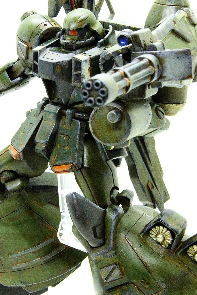 盾はシールドガトリングに変更、脚部もグフの物に変更して全体的に筋彫りも追加しています