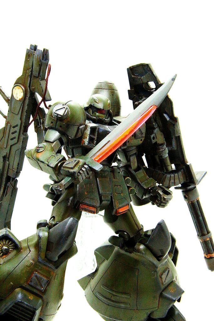 ヒートサーベルを削って対艦刀風に改造してます