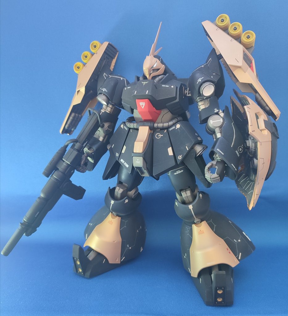 【 全体】やはり1/100は大きいですねぇ…RE100はMGのように内部フレームが無くHGをサイズアップしたようなキットです。Youtubeなどの製作動画でも関節が緩いとレビューがありましたが、膝と股関節部分が緩い印象です。上半身にボリュームがあり重いので膝の負担は大きいだろうなぁ…