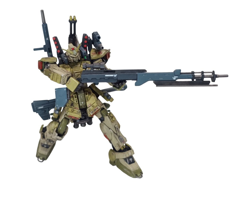 スナイパーライフル構え〜！*明るめのパーツがウェポンセットの対艦砲の余りパーツで、他はスクラッチです。と言うかウェポンセットってなんで選択なのよ、両方作れるようにパーツ入れてよ〜！😡