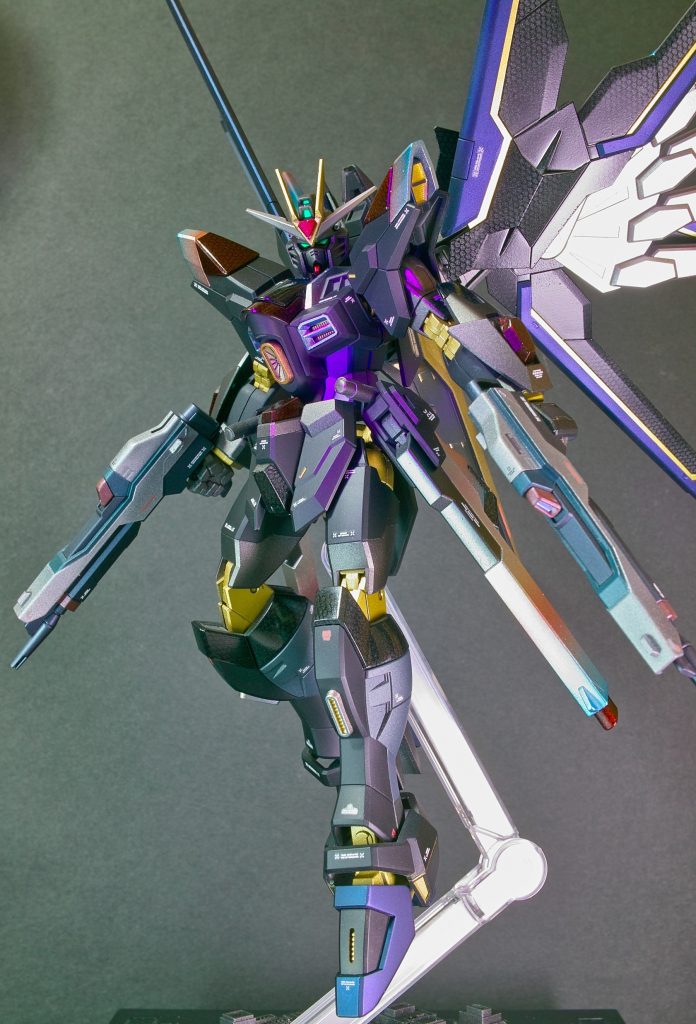 改造は首1mm,腰2mm、太もも2mmほど延長内部も反れるように変更しているのでより延長した感じに見えるかもしれません。股関節に左右1.3mm、合計2.6mmのスペーサーを入れ、レール砲も2mm、左右合計4mmほど外側へ、外に出た分関節が目立たないようにガードを作成、足のガードも後ろからジョイントが見えるので簡単ですが目隠しを付けています額は線がハッキリし過ぎててたので少し削ってます