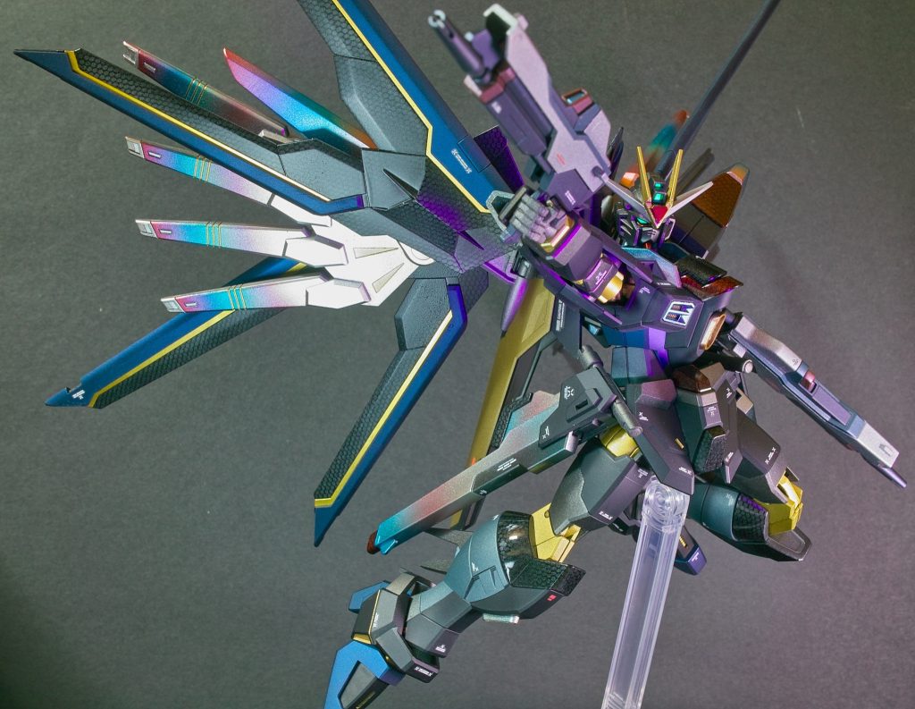 銃はステンレスシルバーとガンブルーメタリックで塗装、青表現の部分はシールマスキングで色を落とした暗い青に赤の部分もガンメタを混ぜて暗い赤にしました。