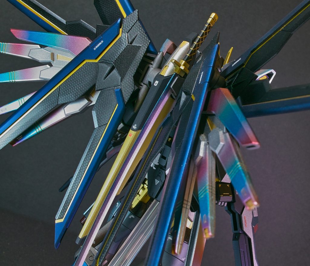 フツノミタマは刀身が黒のママだと本体色と被るので銀塗装に少しクリアのイエロー、レッド、ブルーを塗布、柄は赤が目立つので黒に変更してゴールドを差し色に、先端もゴールドに。