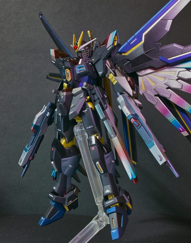 「男っていつもそうですよね!」っていう一時期良く見たweb広告みたいになりますがやっぱ黒と金はカッコいいです。差し色の金と銀以外を黒系で纏めて赤も青も彩度を落として制作しました。