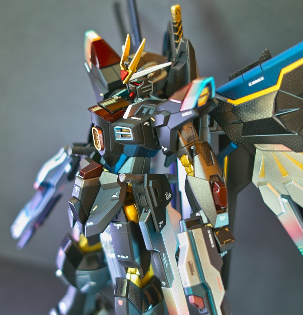 室内撮影した際に撮影用のライトを照らしたらプリズムブルーブラックとメタリックが光を反射して本来の色から外れてしまいました。お手軽に撮るならスマホカメラが優秀ですね