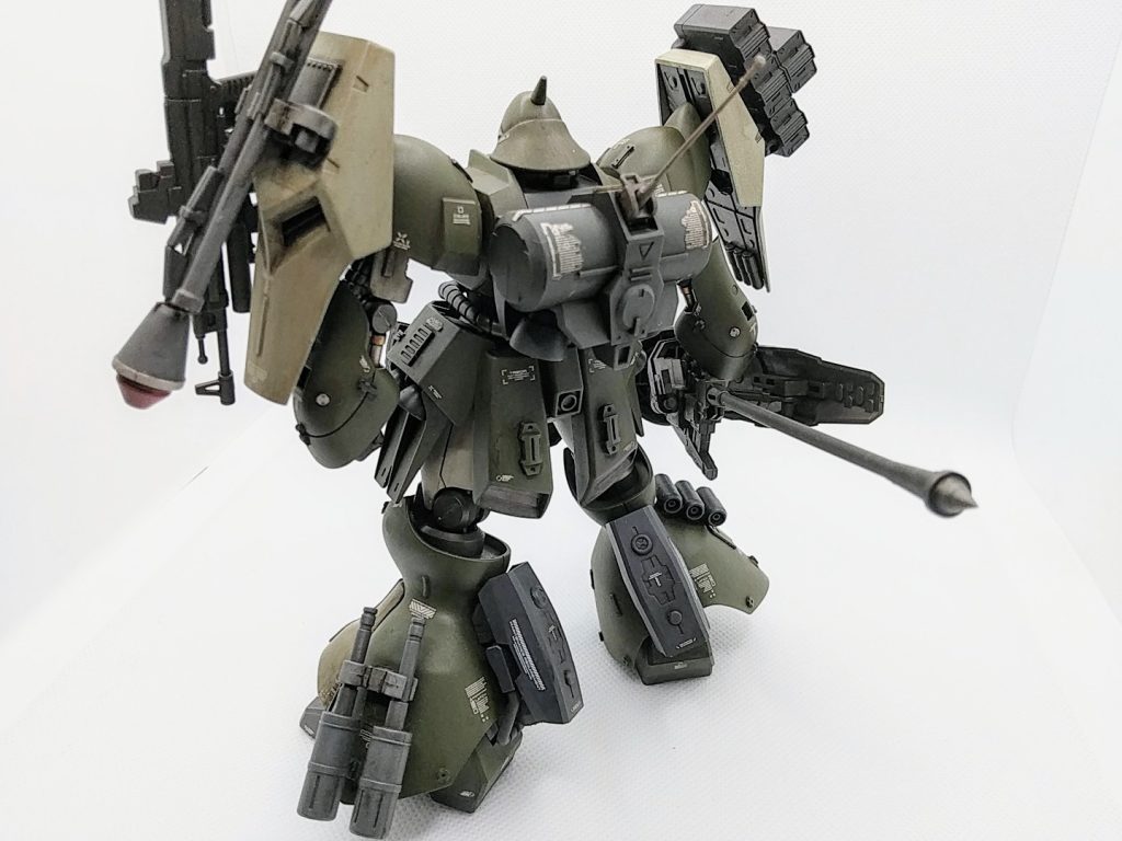 背中のほうあ、色は灰緑色とオリーブドラブ２です