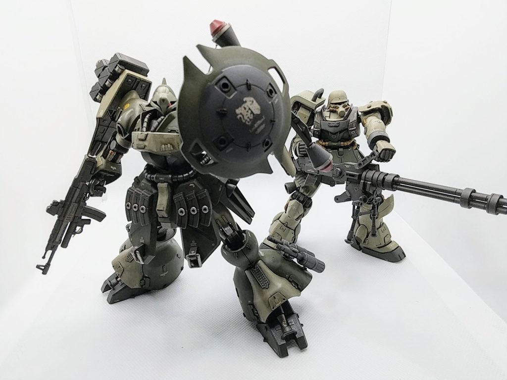 おともだちのギラ・ズールと灰緑色はこれ作ったときの残りスプレーシールドも作ってありますけど、装備すると左手周辺がごちゃごちゃするのでやめました！