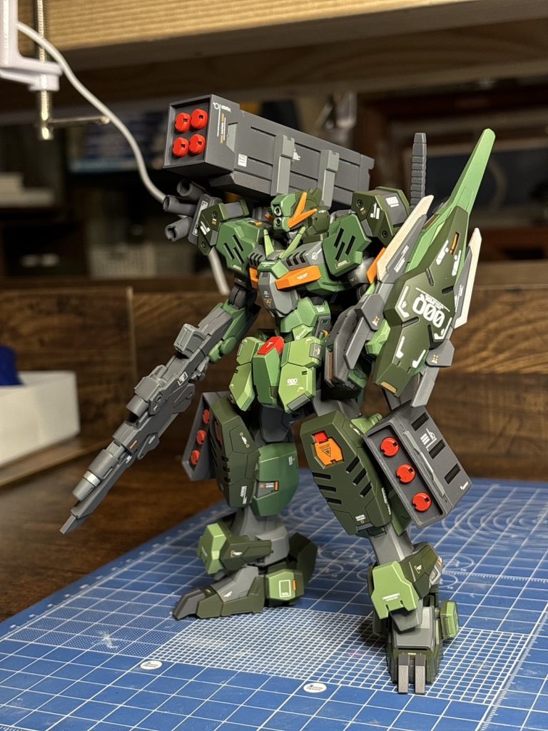 正面からミサイルポッドを巨大化させ、両足にミサイルコンテナを追加。下半身は線が細いと感じたのでミキシングで好みの感じに変更。