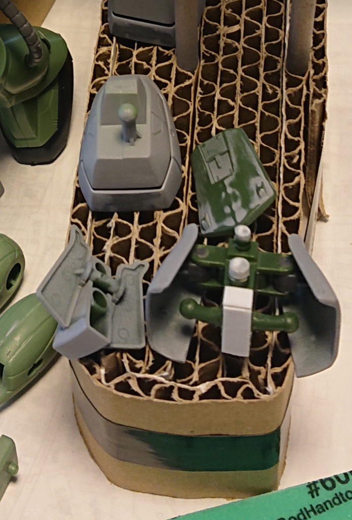 腰をカットして動くようにしました。