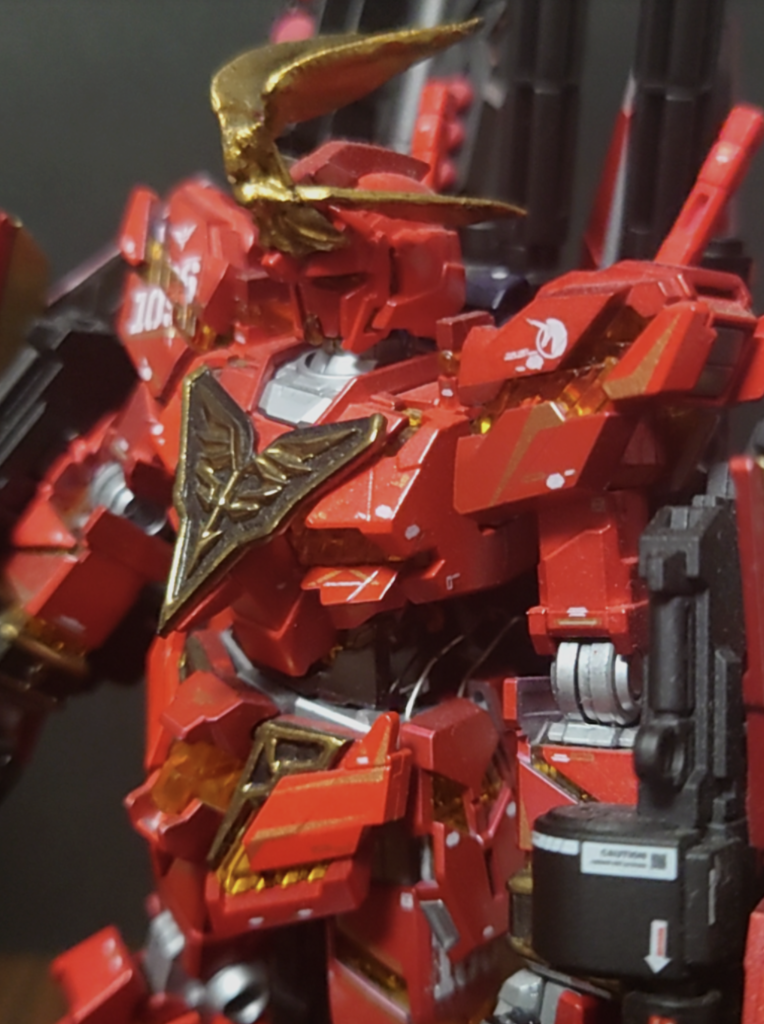 特筆すべきは頭部のサイコブレードであります。これは嘗てレジオンで開発した不完全なサイコブレードとは違います。レジオン壊滅で失われた技術だが、私の頭には確りと当時の設計や思想が残っております。サイコブレード研究を続けてきた成果がこの〝 セラフィムサイコブレード〟であります!これはモビルスーツのOSブレイン・インターフェースを繋ぎニュータイプの精神感応波を受信増幅して常時デストロイモードを維持し、パイロットへの負担は極力無くしたものであります！先日拿捕した際に搭乗していた連邦のパイロットは高度なニュータイプ特性を持っていたので、この者の脳幹とOSを接続したブレインデバイスをユニコーンガンダムに搭載しました!連邦のパイロットも名実ともにユニコーンガンダムと一心同体になれた事はさぞ喜んでいることだろう！ 