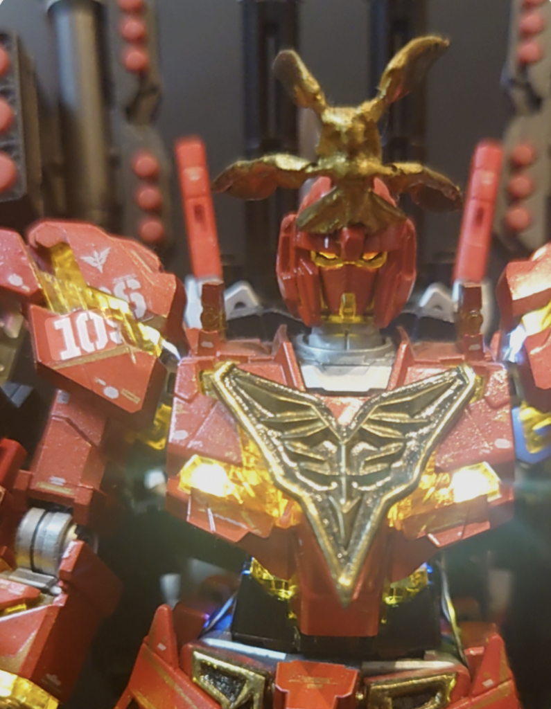 NT-D発動時はブレインデバイスと大佐の脳波の相乗効果で黄金に輝く覚醒状態に自動的に移行する！これは結果的にこうなったと言うだけで、まだ解明が進んでいないデストロイモード覚醒時の発光色と2人分のサイコミュ脳波と敵機の発するニュータイプ感応波によるもので、敵機を殲滅するまで止まることはない！