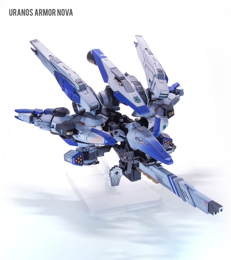 ウラヌスアーマー=ノヴァ火力・装甲・推力すべてを高めた純粋強化形態。各部が放射状に拡がるよう取り付け位置や角度を調整。STGの自機をイメージしたシルエットを意識しました。