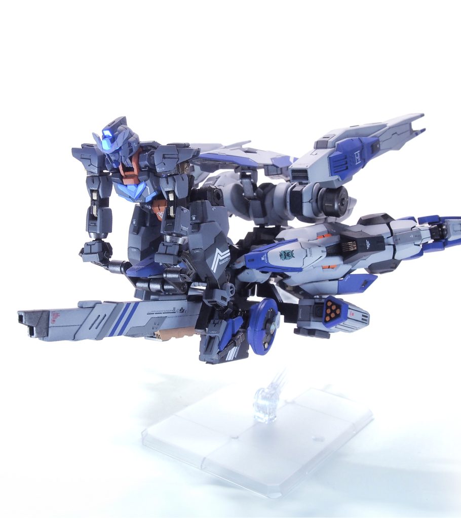 ウラヌスアーマー=ノヴァ(騎乗形態)30MMのジョイントなどでコアガンダム搭乗可能に。アニメ本編でもこうだったらなと思い改造しました。