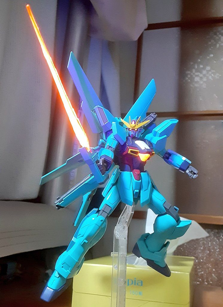 胸のパーツとビームソードの刃はクリアオレンジのレジンで複製し、蛍光クリアオレンジで塗装してます。