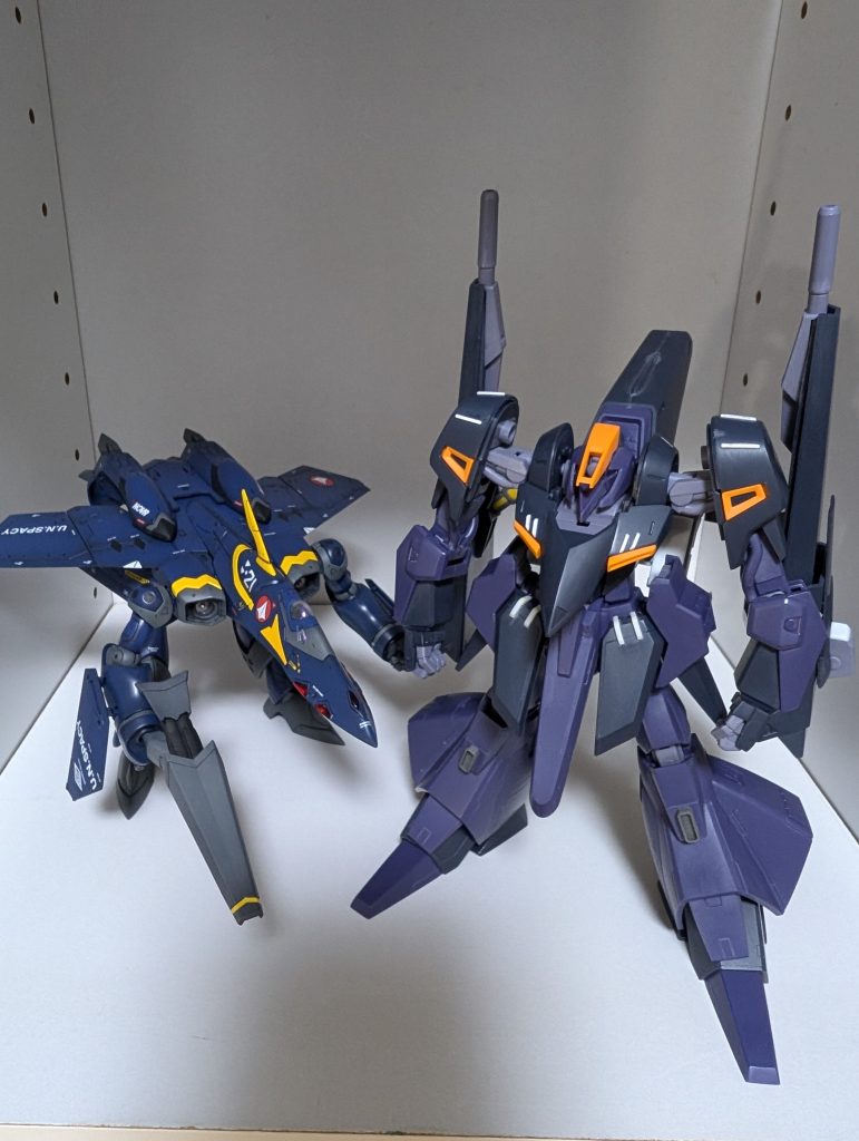 17作目にHG YF-21を作った後、ようやく形が決まったあたりの途中写真。YF-21と同じ色味は嫌だなぁってことで、なぜかスタークジェガンっぽい色にしちゃったという経緯です