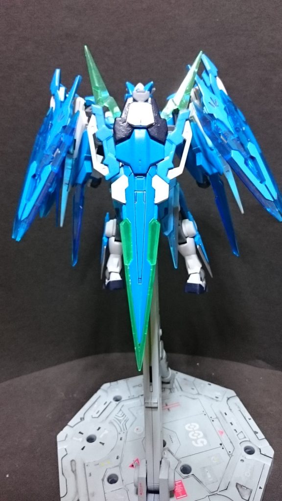 さらに、トランザム発動時はその出力ゆえに直線的な動きが多くなってしまっていたが、二機のバインダーの方向をコントロールすることで直角に軌道を変えるなどただ早いだけの機体ではなくなっている。