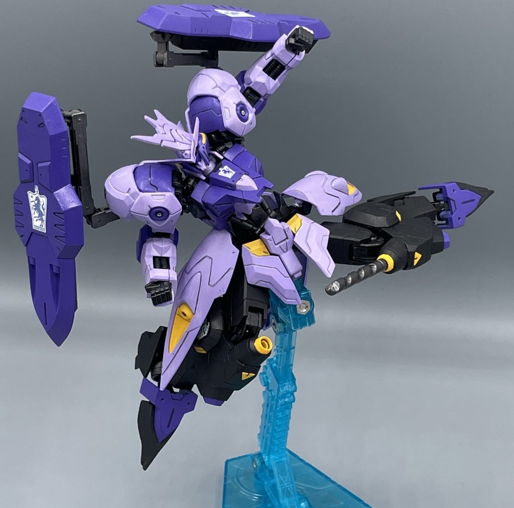 ドリルニー　キマリスの両ひざに装備された回転式パイルバンカーです。最大級の獲物であるドリルランスによる攻撃を外され、接近戦になった際に威力を発揮します。